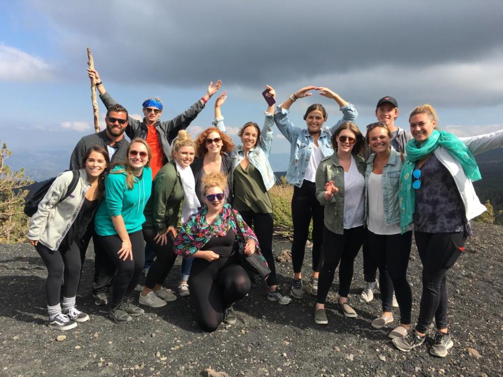 2017 students on Mt. 埃特纳火山