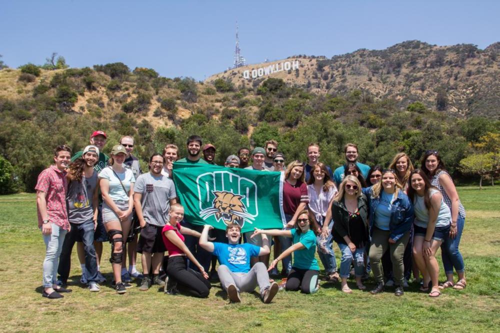 俄亥俄州 in LA 夏天 2018 学生 in front of the Hollywood sign