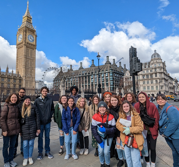 学生 taking a group photo in front of Big Ben