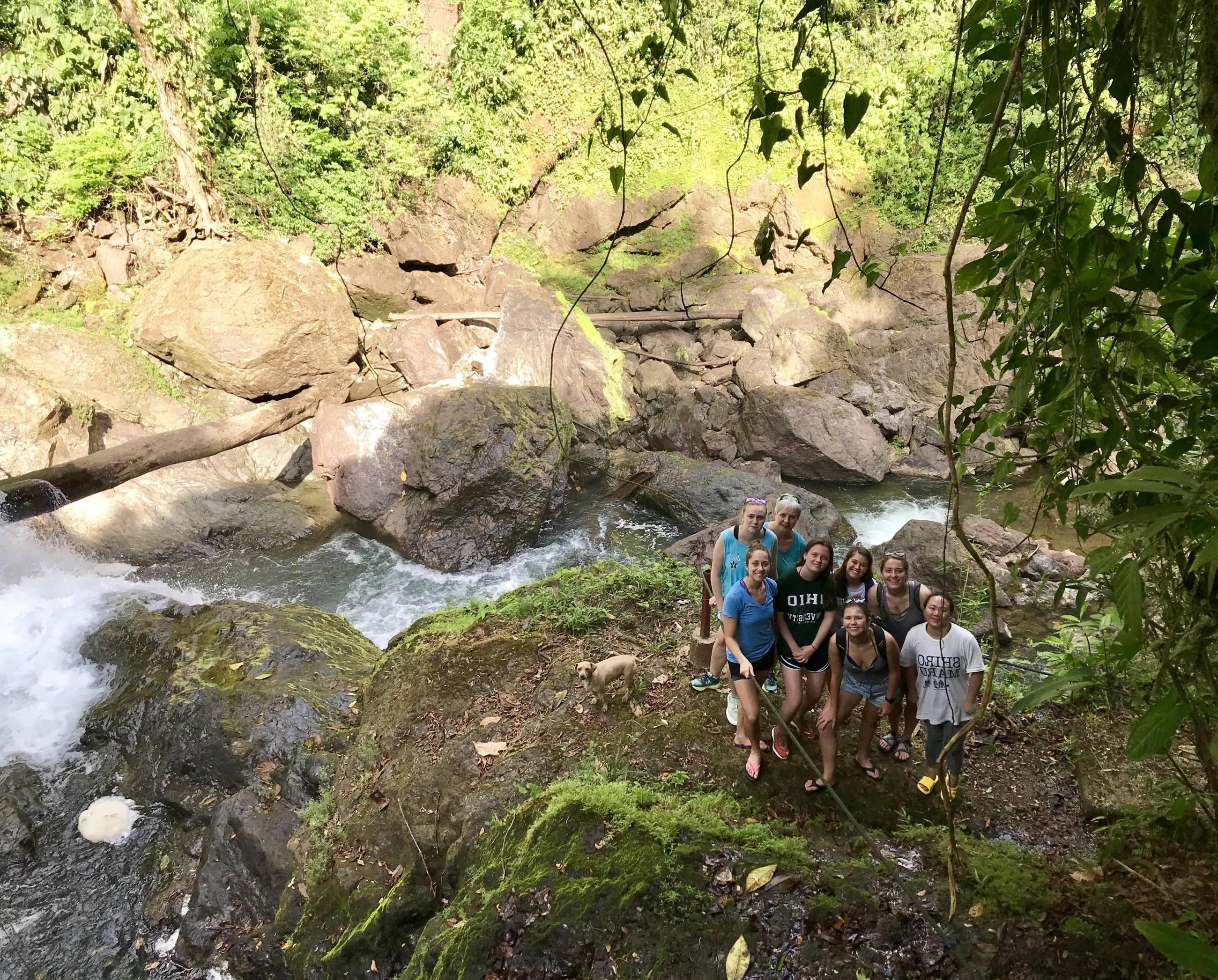 Study Abroad Students next to a river in 成本a Rica